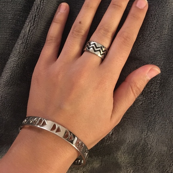 BCBGeneration silver Aztec style zig zag ring - Picture 3 of 8