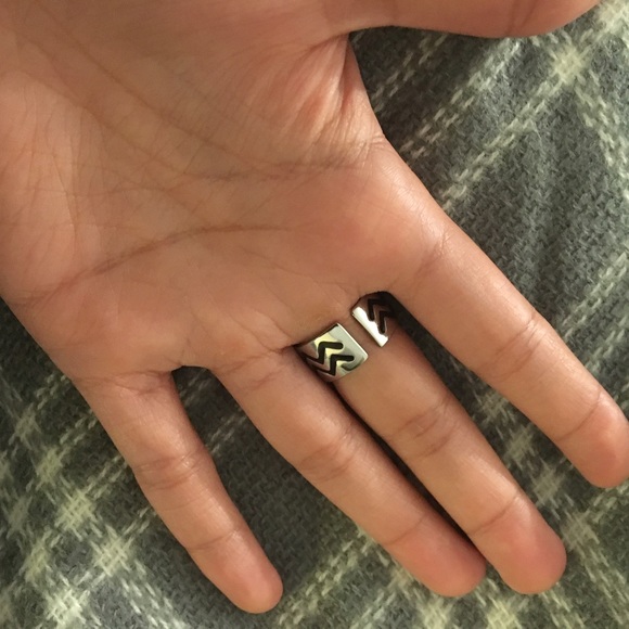 BCBGeneration silver Aztec style zig zag ring - Picture 4 of 8
