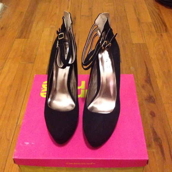 Black nubuck pumps