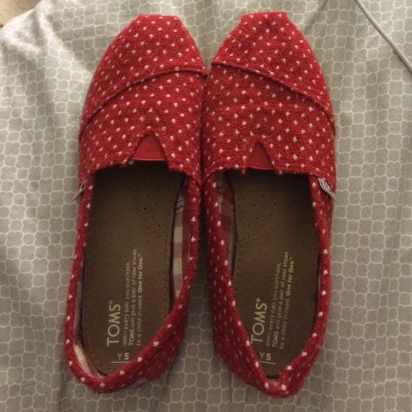 Red polka dot TOMS