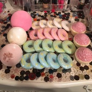 Bath bombs and fizzers