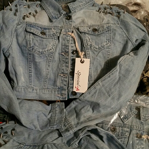 Denim half jacket with spiked shoulders