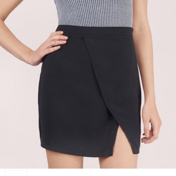Mini skirt with front side slit