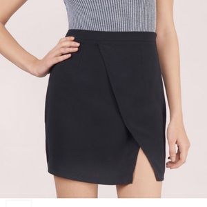 Mini skirt with front side slit