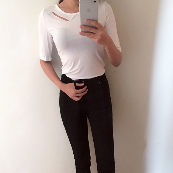 MOVING SALE (-2/5) White distressed elastic tshirt - Picture 4 of 4