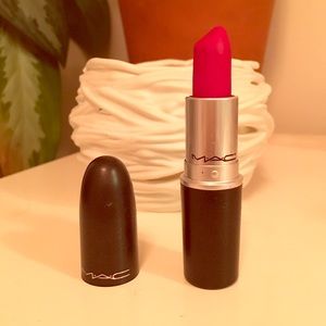 MAC retro matte in Ruby Woo AC2