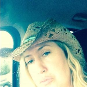 Meet your Posher, Lora