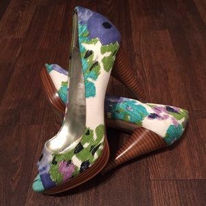 Floral Print Heel: perfect for spring/summer  Sz 6