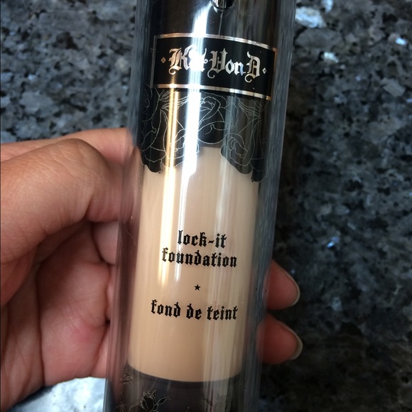 KatVOn D lock it foundation light 42z