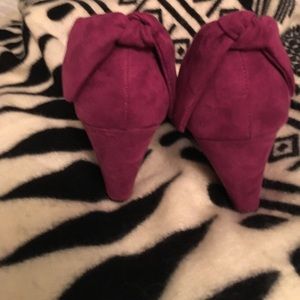 Report fuscia wedges