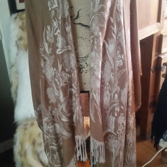 Super Chic & Versatile Shaw w/ Fringe