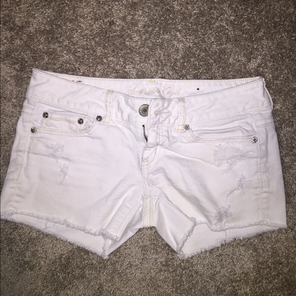 AE DISTRESSED WHITE DENIM SHORTS
