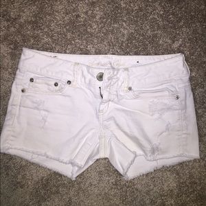 AE DISTRESSED WHITE DENIM SHORTS