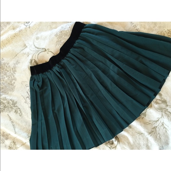 H&M Dresses & Skirts - Pleated skirt (Never Worn)