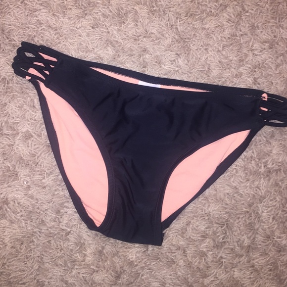 BLACK STRAPPY SWIM BOTTOMS :)