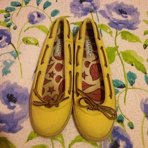 Yellow sperry topsider flats
