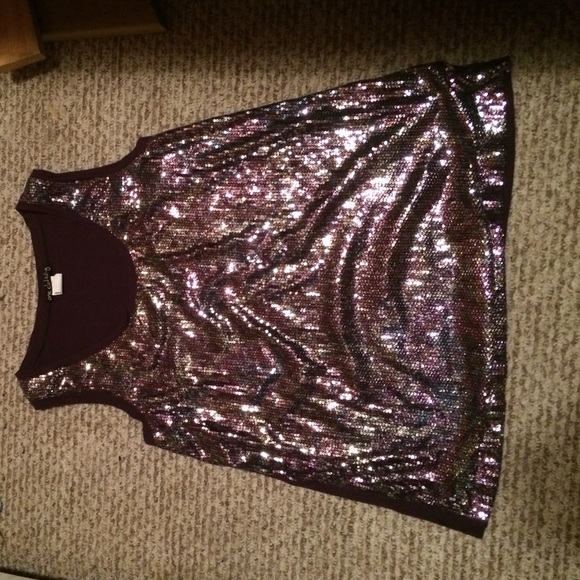 A sleeveless sequence shirt - Picture 1 of 2