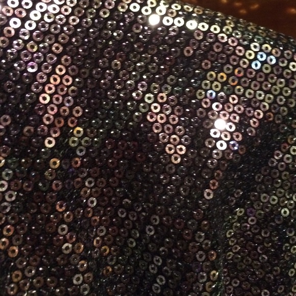 A sleeveless sequence shirt - Picture 2 of 2