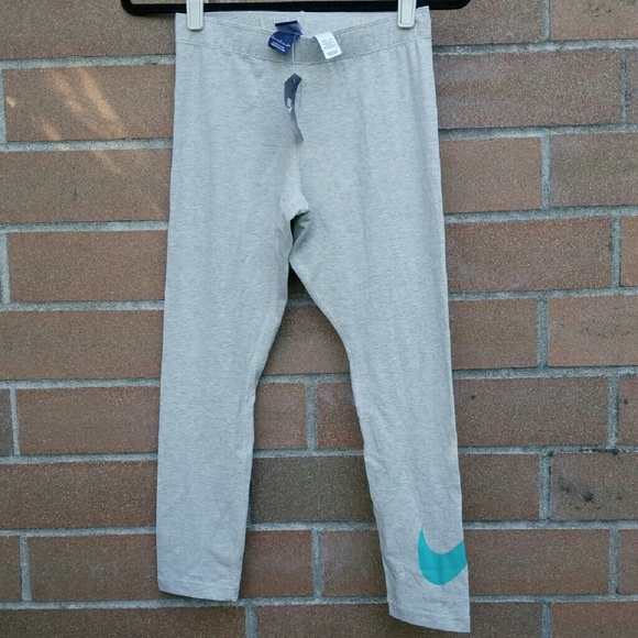 Nike nwt sz Sm capri pants