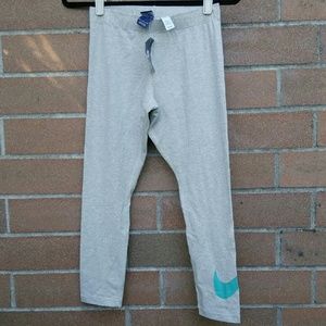 Nike nwt sz Sm capri pants