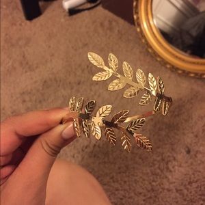 Arm bracelet