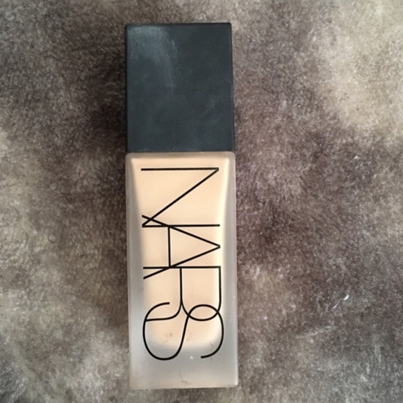 NARS ALL DAY LUMINOUS WEIGHTLESS FOUNDATION