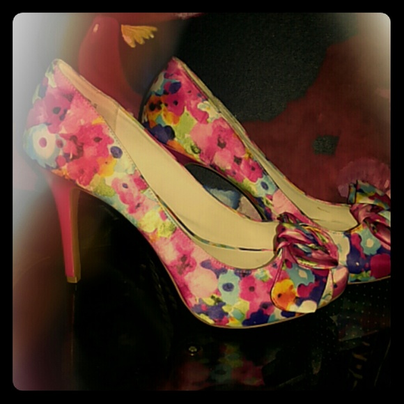 Multi colored pink heel