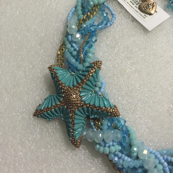 Betsey Johnson necklace - Picture 3 of 4