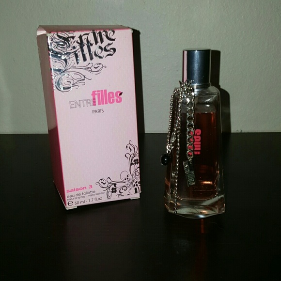 Entre filles paris saison 3 perfume
