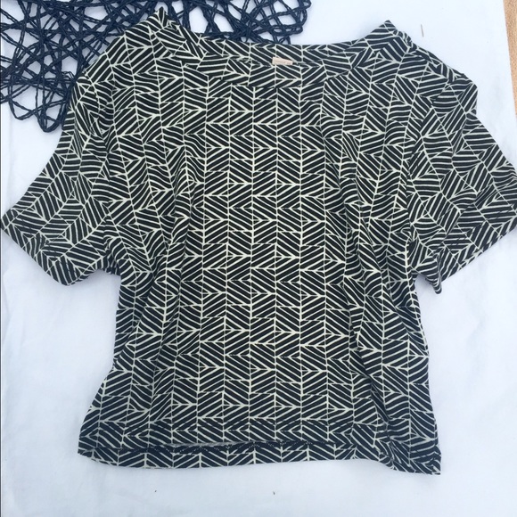 Black & White Patterned Crop Top - Picture 3 of 4
