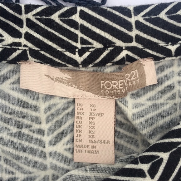 Black & White Patterned Crop Top - Picture 4 of 4