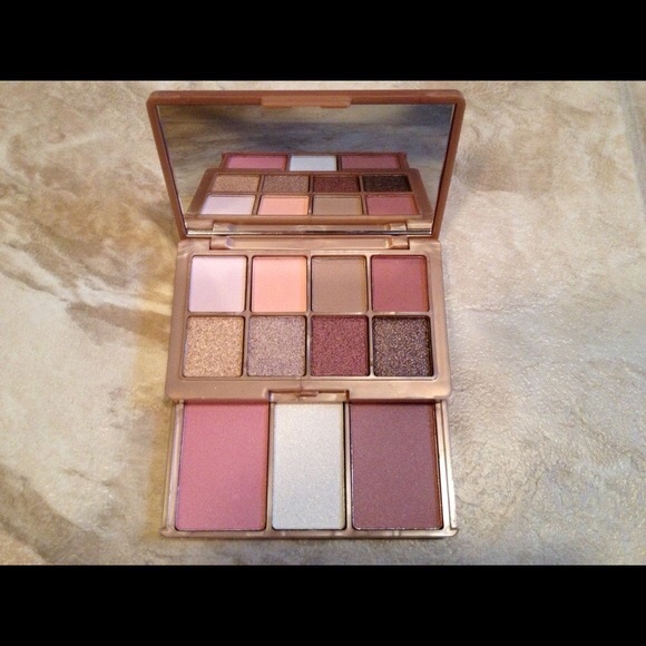 Kourtney  Kardashian's pallet brand new!
