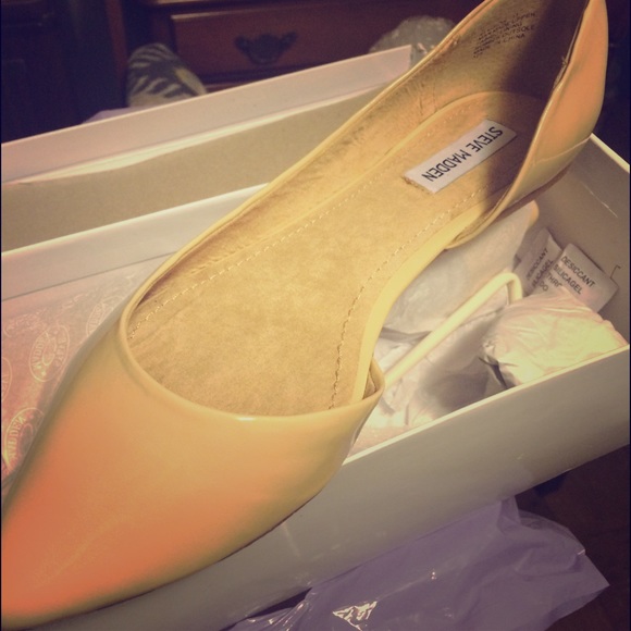 Steve Madden nude flats