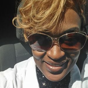 Meet your Posher, Elesha