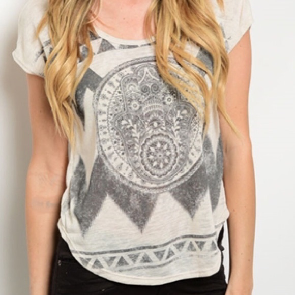 ❗️CLEARANCE❗️Back Knot Graphic Top - Picture 2 of 4