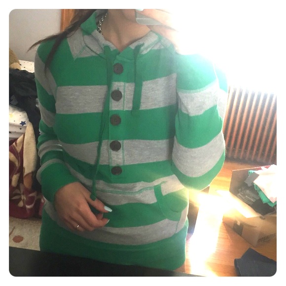 Thin hooded shirt
