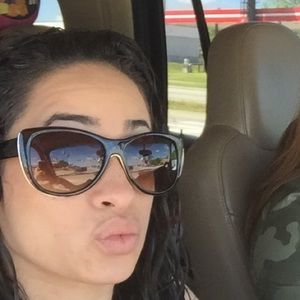 Meet your Posher, Yisel