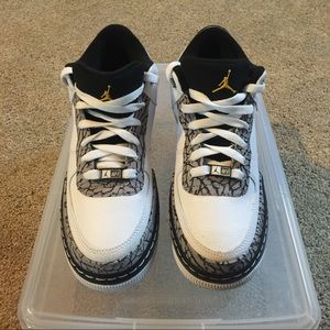 Air force one lows. Never worn. Like new!