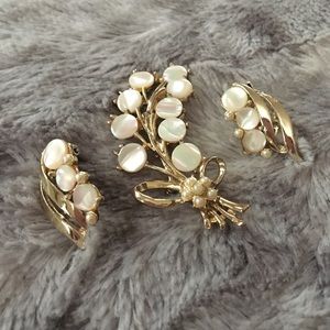 Vintage Brooch & matching clip on earrings