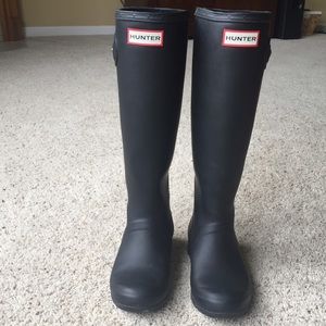 Black matte hunter rain boots