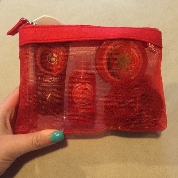 🍓Strawberry shower, scrub, and moisture set🍓