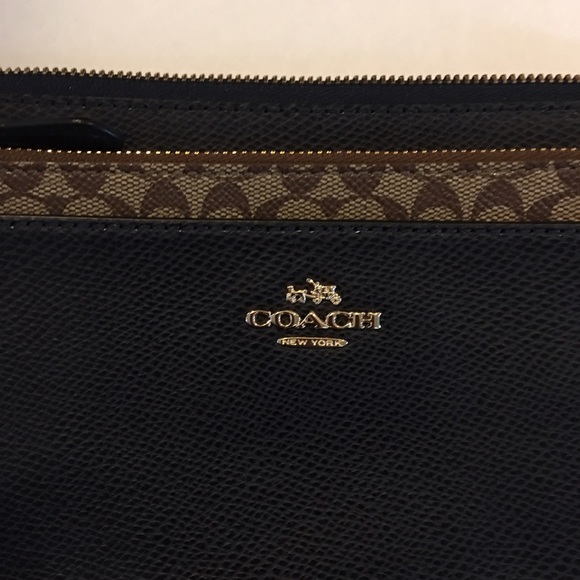 Coach large Wristlet🆕Great for Xmas☃️☃️☃️☃️ - Picture 2 of 5