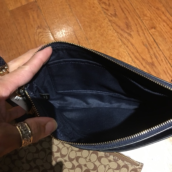 Coach large Wristlet🆕Great for Xmas☃️☃️☃️☃️ - Picture 4 of 5