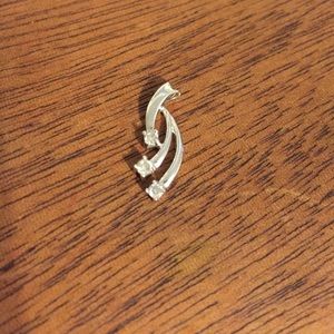 White gold and diamond pendant