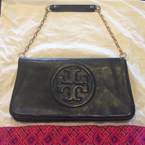Tory Burch Handbags - Tory Burch Bombe Reva clutch in black leather