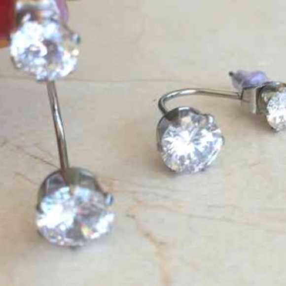 2 pairs of earrings