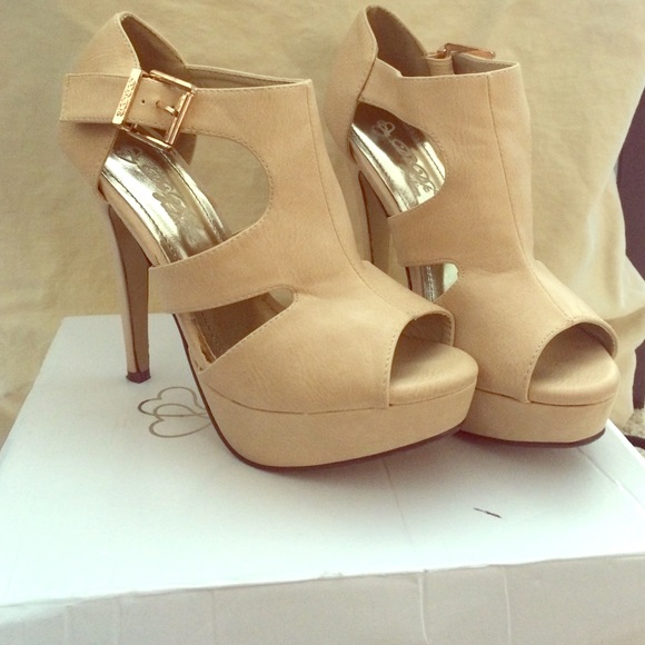 Nude Platform Sandal!! Great for weddings!