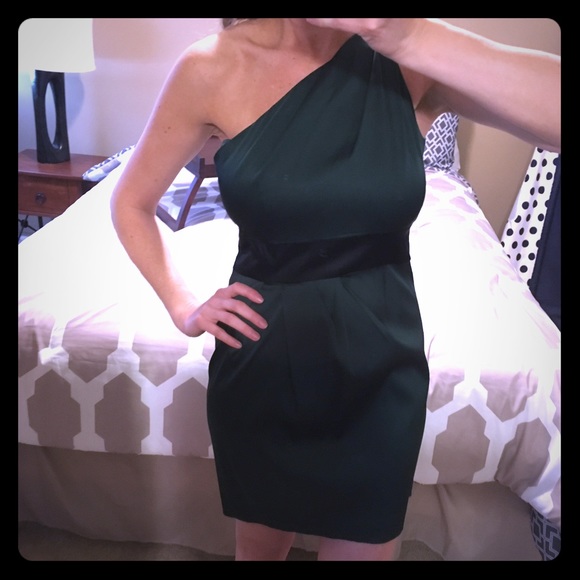 Donna Ricco hunter green one shoulder mini dress
