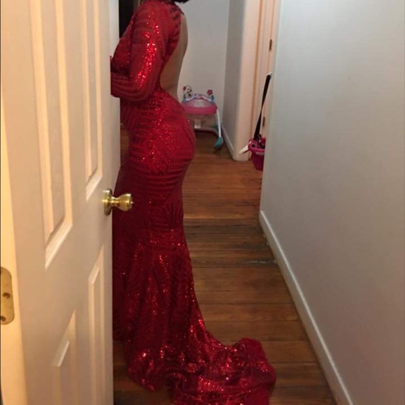 Red dress - Picture 2 of 2