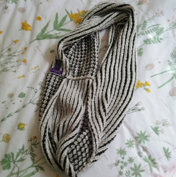 Madden girl  Infinity Scarf - Picture 2 of 2